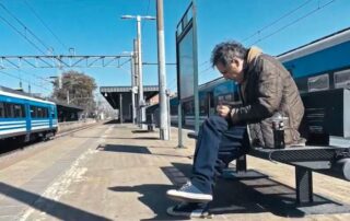 "No hay otro artista como él" dice Fernando Arduén sobre Lucía Seles 7 Lucía Seles en un banco en la estación de tren